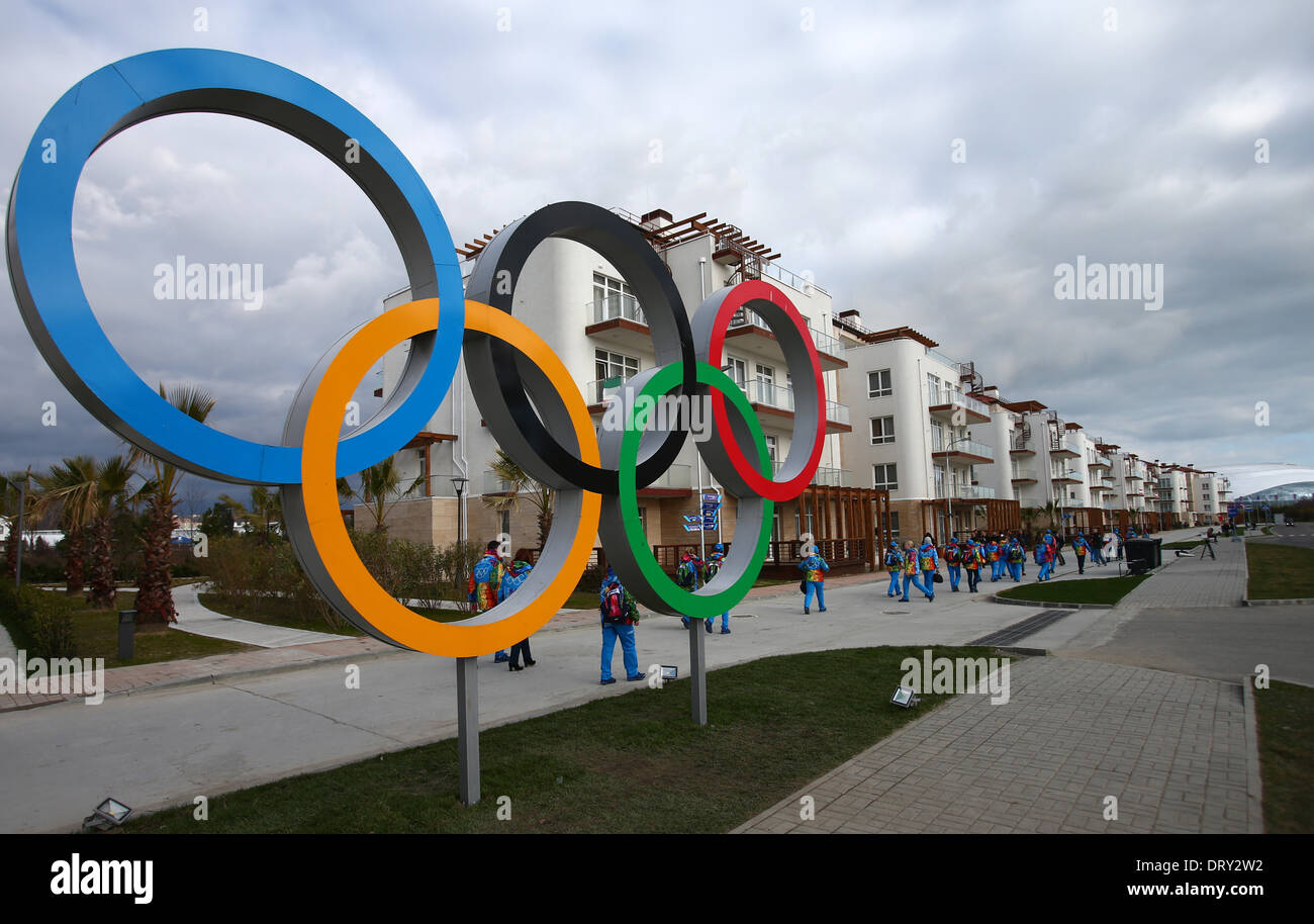 Sotschi, Russland. 4. Februar 2014. Die Olympischen Ringe sind in das Olympische Dorf an der Küste im Olympiapark in Sotschi, Russland, 4. Februar 2014 gesehen. Die Olympischen Winterspiele 2014 in Sotschi von 07 bis 23. Februar 2014 laufen. Foto: Christian Charisius/Dpa/Alamy Live News Stockfoto