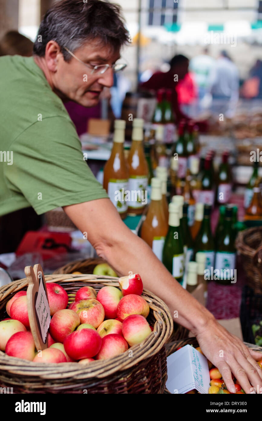 Handverlesene Entdeckung Äpfel zum Verkauf bei Stroud Farmers' Market, Gloucestershire UK Stockfoto