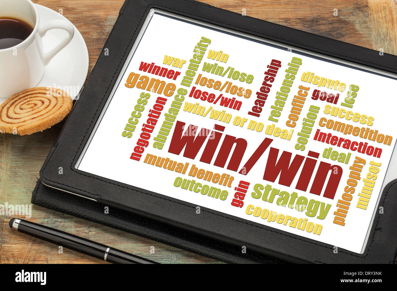 Win-Win-Strategie Wortwolke auf digitale Tablett mit einer Tasse Kaffee Stockfoto