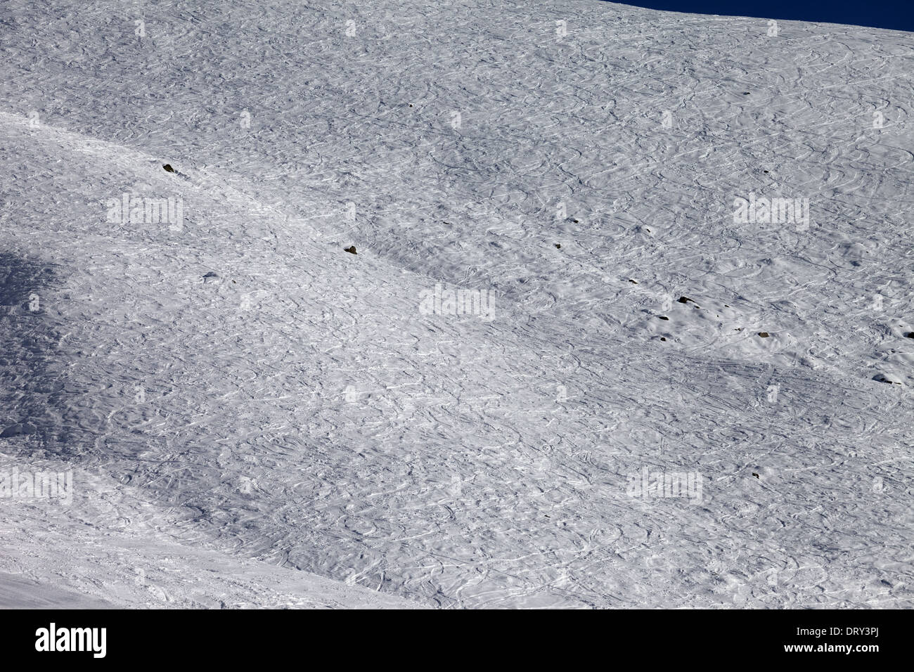 Spuren von Skiern und Snowboards auf Off-Piste-Pisten Sonnetag Stockfoto