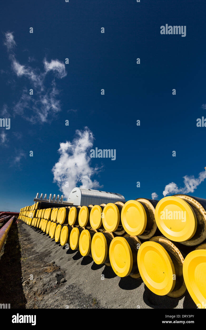 Leitungen am Geothermiekraftwerk svartsengi, Island. Stockfoto