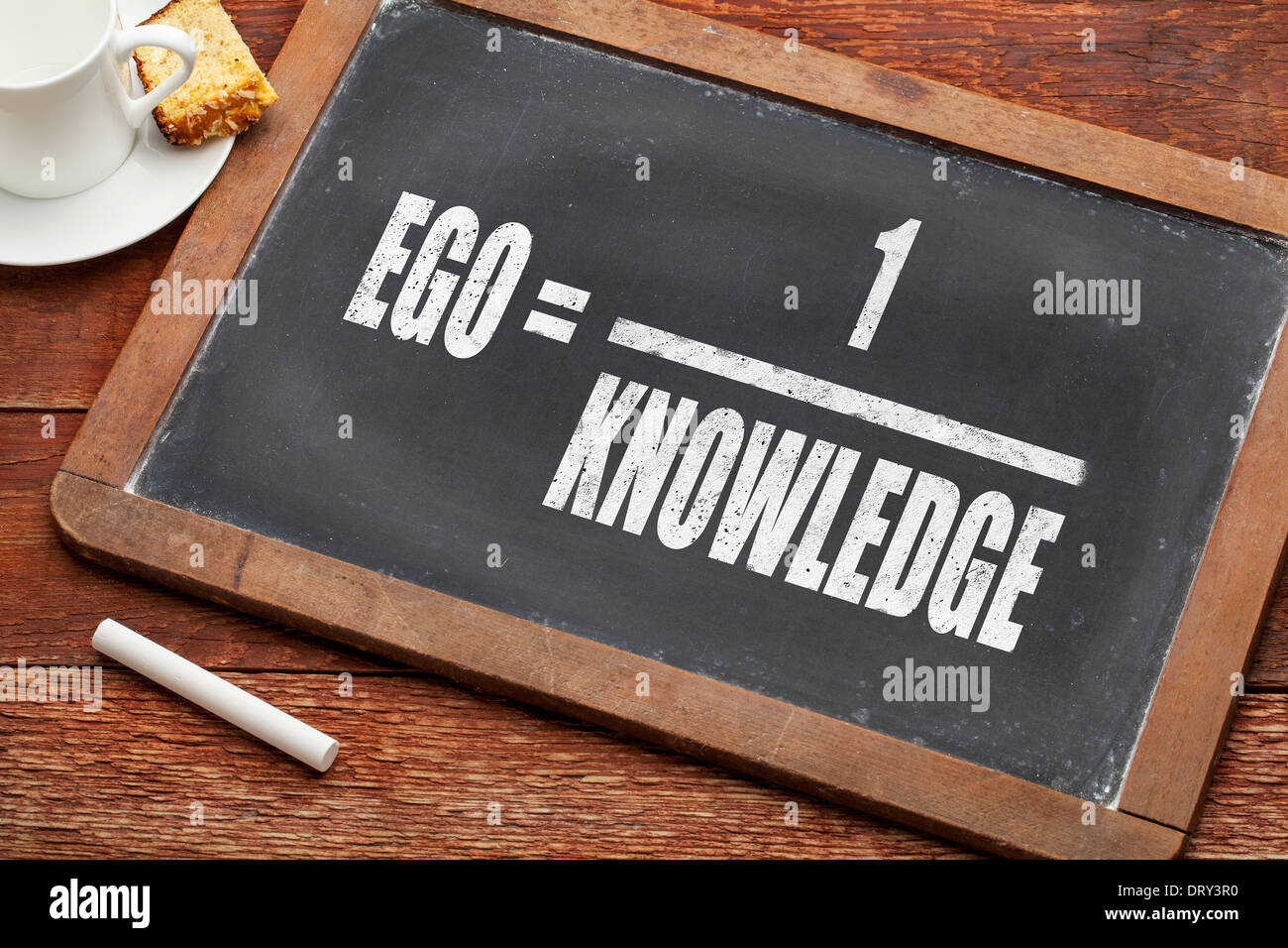 Ego und wissen-Konzept (Bild von Albert Einstein Wörter) auf einer Vintage Schiefer Tafel mit Kreide und Tasse Kaffee Stockfoto