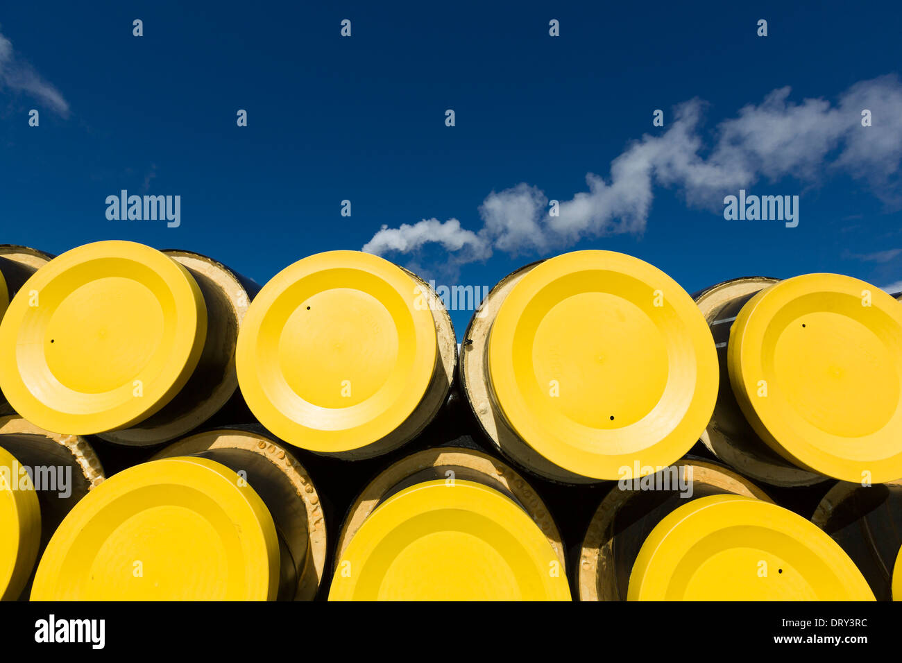 Leitungen am Geothermiekraftwerk svartsengi, Island. Stockfoto