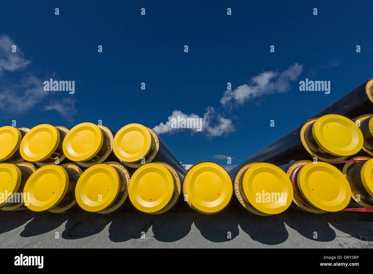 Leitungen am Geothermiekraftwerk svartsengi, Island. Stockfoto