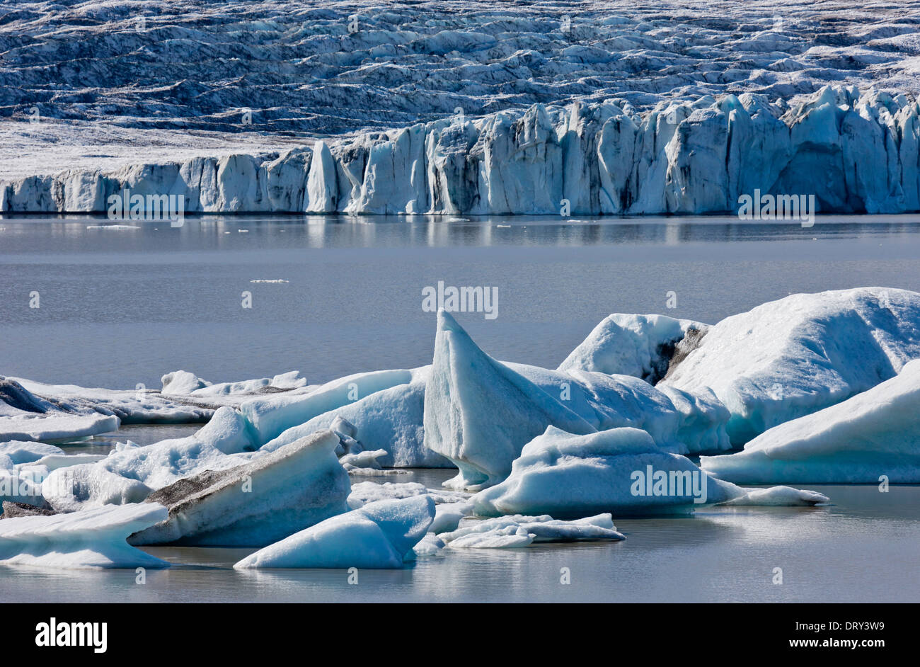 Eisbergen auf der Gletscherlagune Jokulsarlon, breidamerkurjokull, Eiskappe des Vatnajökull, Island. Stockfoto
