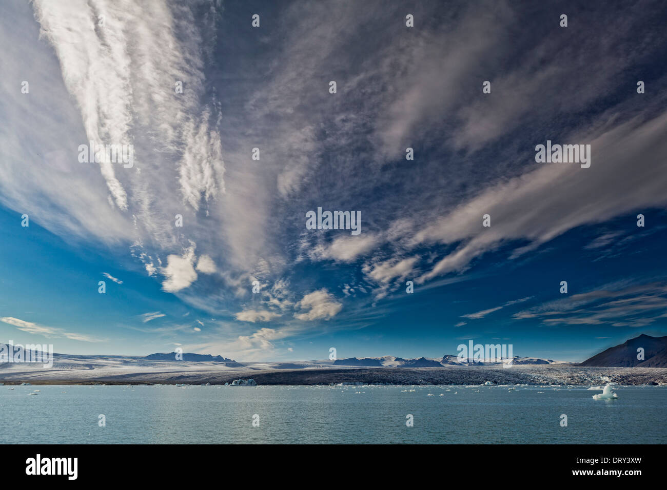 Eisbergen auf der Gletscherlagune Jokulsarlon, breidamerkurjokull, Eiskappe des Vatnajökull, Island. Stockfoto