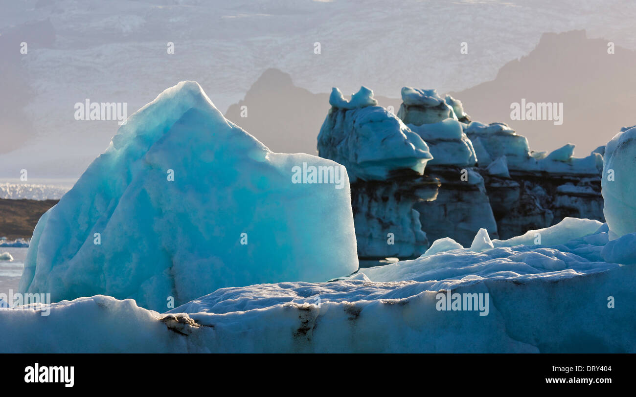 Eisbergen auf der Gletscherlagune Jokulsarlon, breidamerkurjokull, Eiskappe des Vatnajökull, Island. Stockfoto