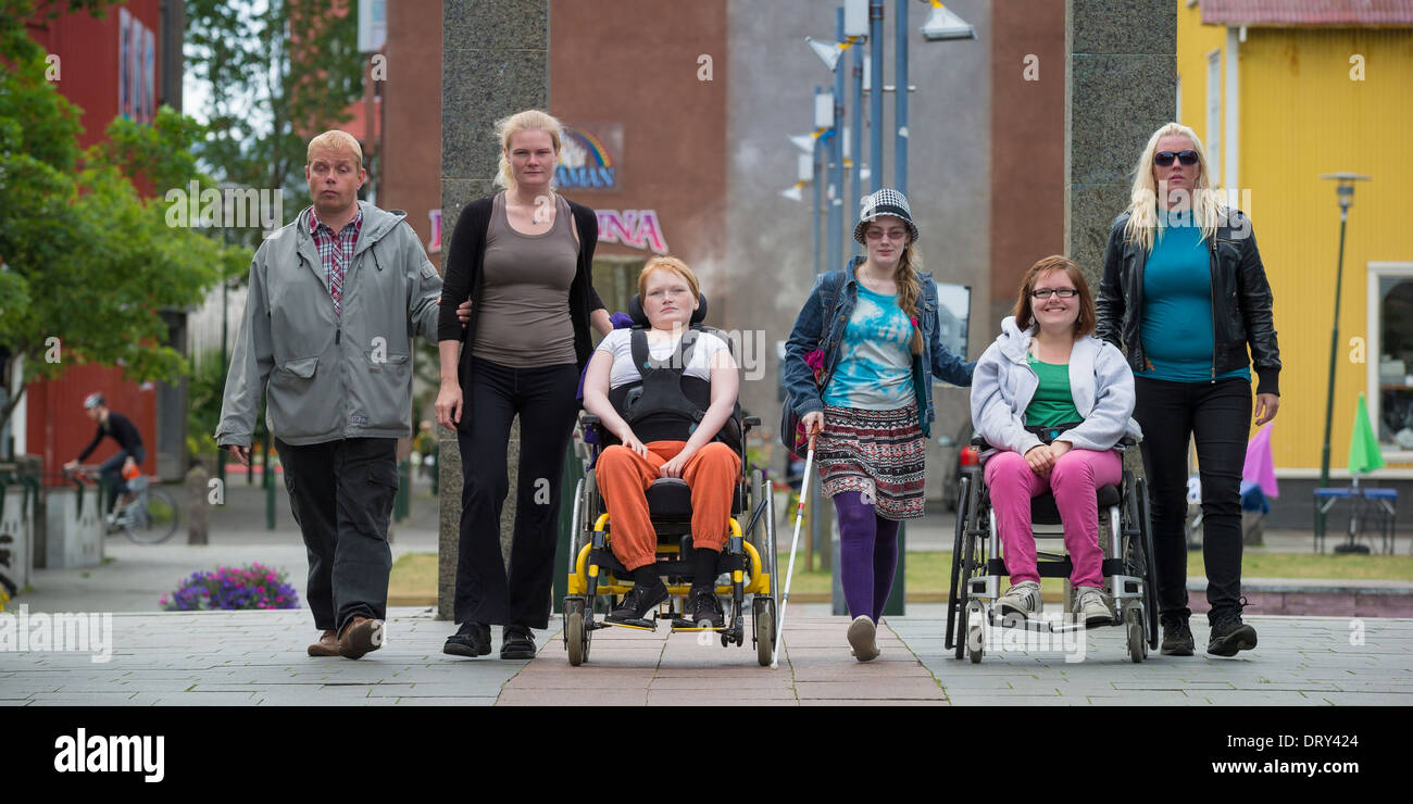 Genießen Sie einen Sommertag in Reykjavik, Behinderte Gruppe von Pflegepersonen geholfen wird. Reykjavik, Island. Stockfoto