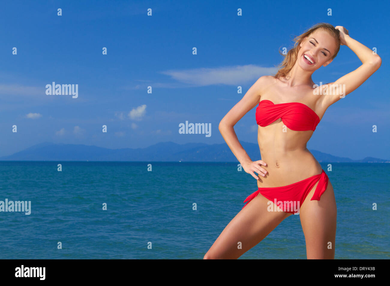Lächelnde Frau, blaues Meer und Himmel beautiful Stockfoto