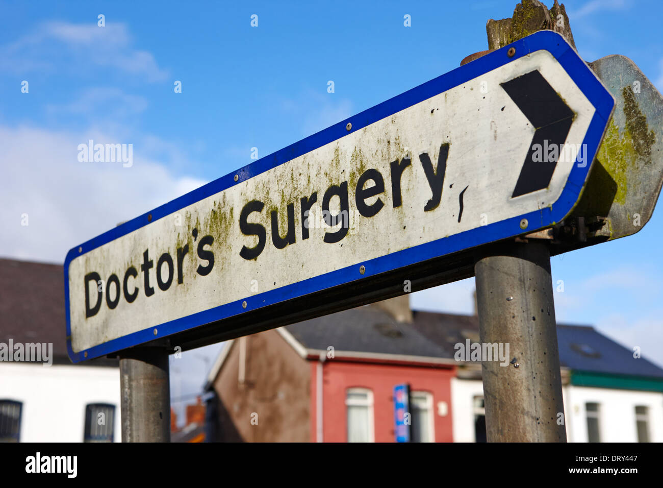 Zeichen für lokale Ärzte Chirurgie Dunmurry Belfast uk Stockfoto