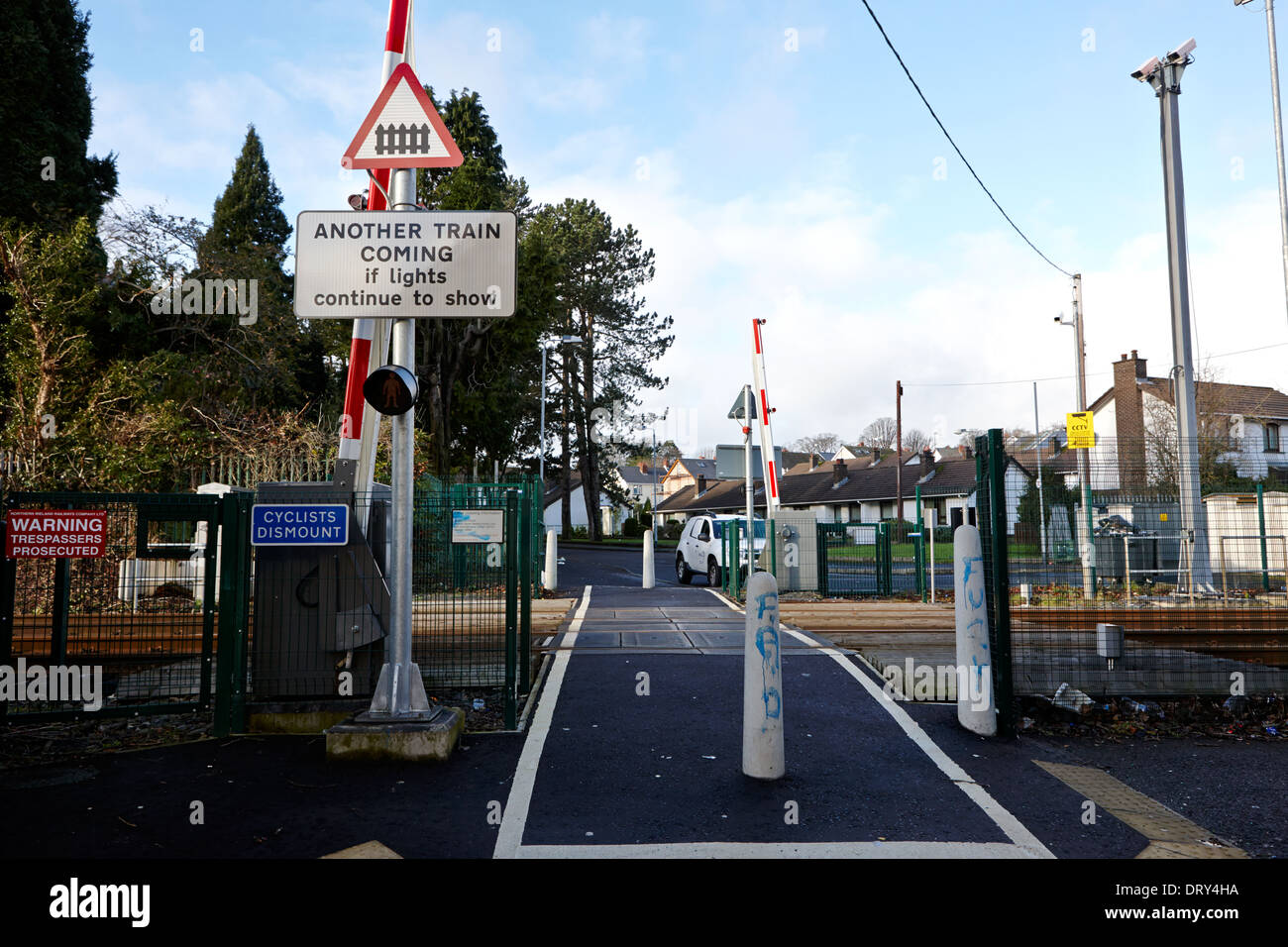 Kleinen Fußgängerzone lokale Bahnübergang mit Beleuchtung und Barrieren dunmurry Belfast Großbritannien Stockfoto