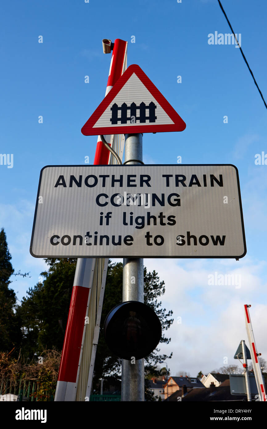 kleine Fußgängerzone lokalen Bahnübergang Warnzeichen Dunmurry Belfast uk Stockfoto