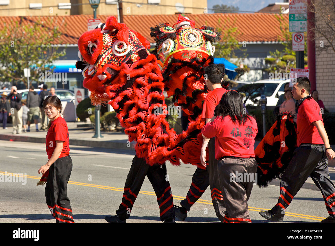 Chinesische Drachen Tanzgruppe überqueren Sie die Straße am chinesischen Neujahrstag. Jahr des Pferdes. Chinatown, Los Angeles. Stockfoto