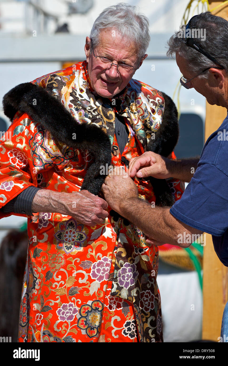Man bekommt Hilfe knöpfte seine chinesische Kostüm für Los Angeles Chinatown, neue Jahre Day Parade. 2014. Stockfoto