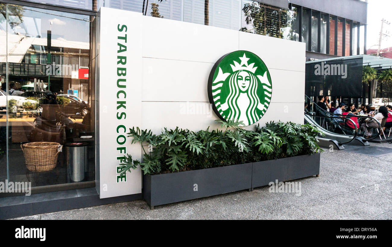 Südausrichtung Außenansicht neue Starbucks Coffee-Shop mit bekannten Logo in Zusammenhang mit gehobenen Plaza del Parque Mini Mall Oaxaca Stockfoto