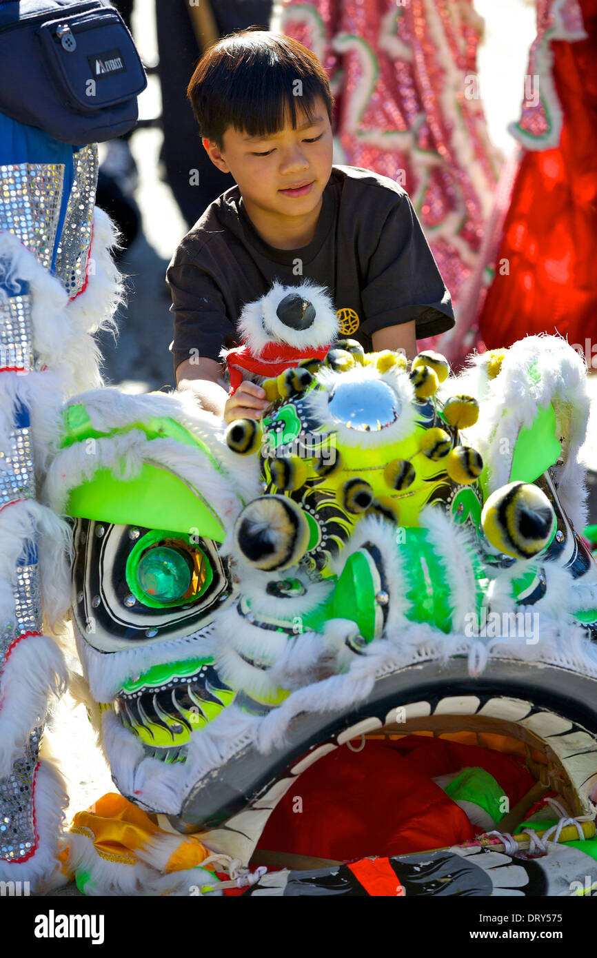 Junge chinesische Junge sitzt auf ein Drachenkostüm warten in der Los Angeles Chinatown chinesische Nachrichten Jahr Parade 2014 durchzuführen. Stockfoto