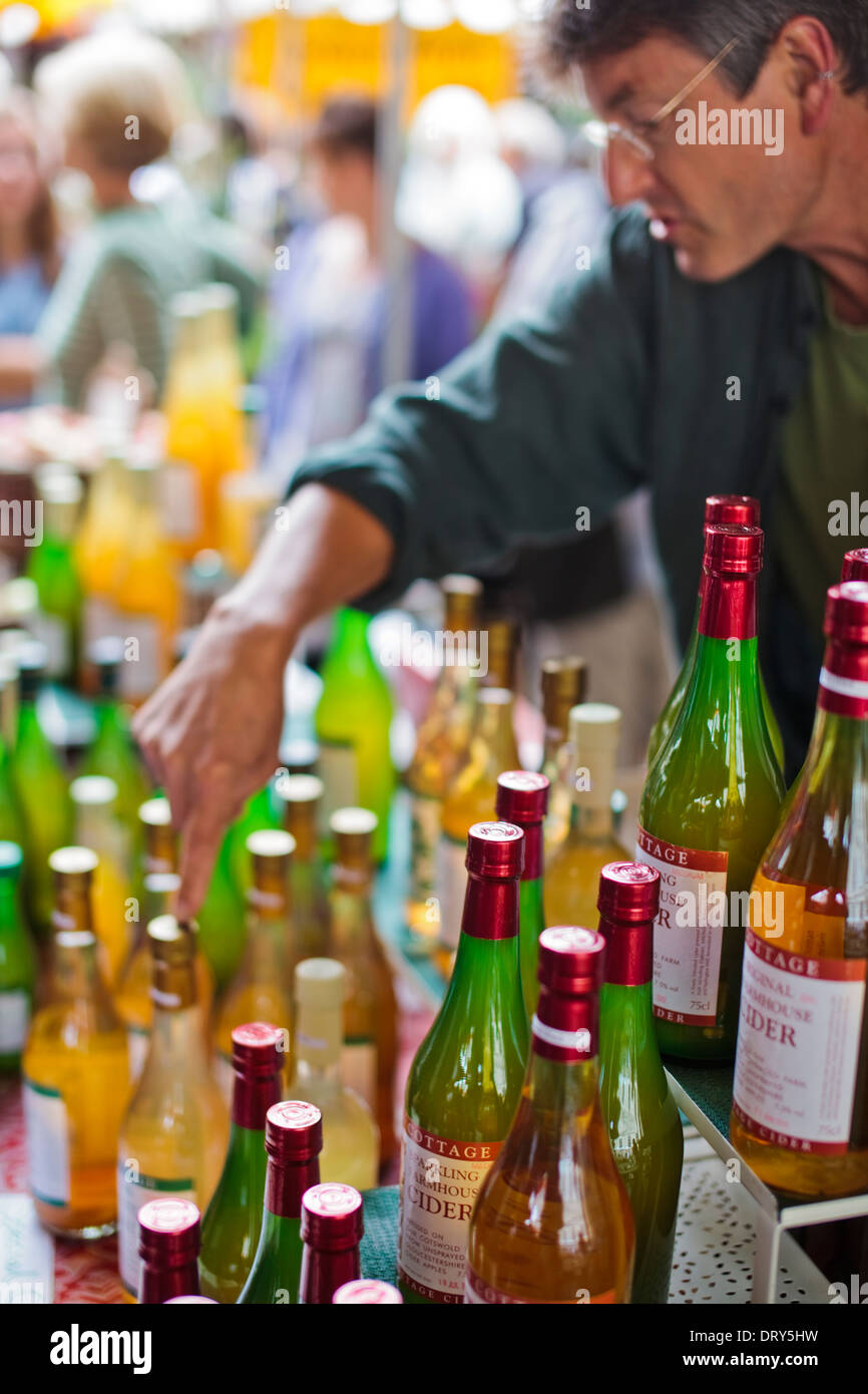 Apfelwein & Bio-Apfelsaft zum Verkauf an Stroud Farmers' Market, Gloucestershire UK Stockfoto