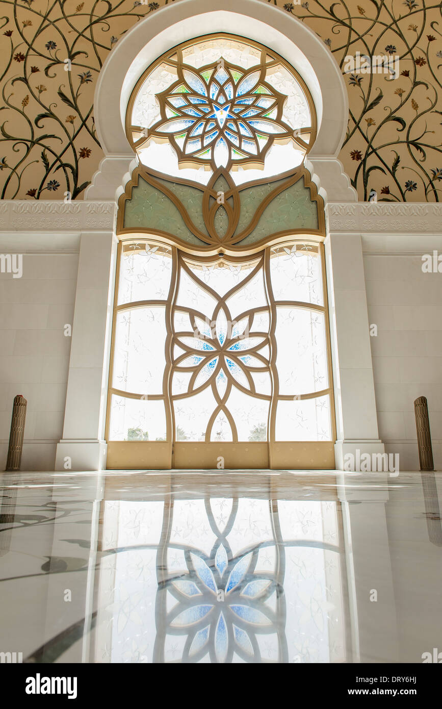 Reich verzierte Glasfenster, Sheikh-Zayed-Moschee, Abu Dhabi, Vereinigte Arabische Emirate Stockfoto