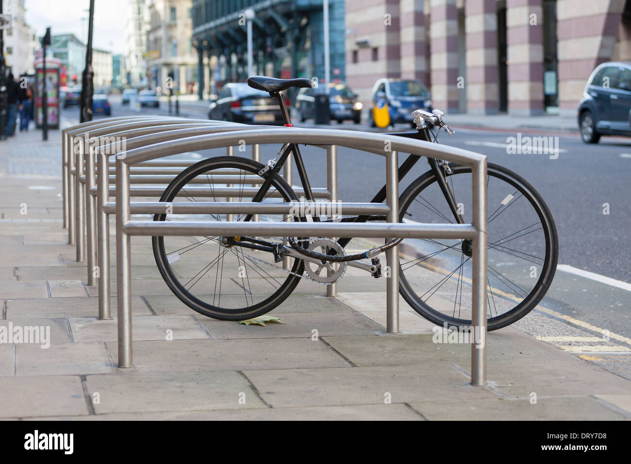 Fahrrad am Fahrradständer, London, England Stockfoto