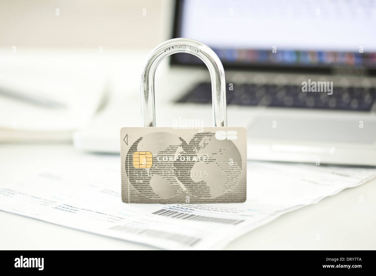 Kreditkarte und Sperre für Internetsicherheit Stockfoto