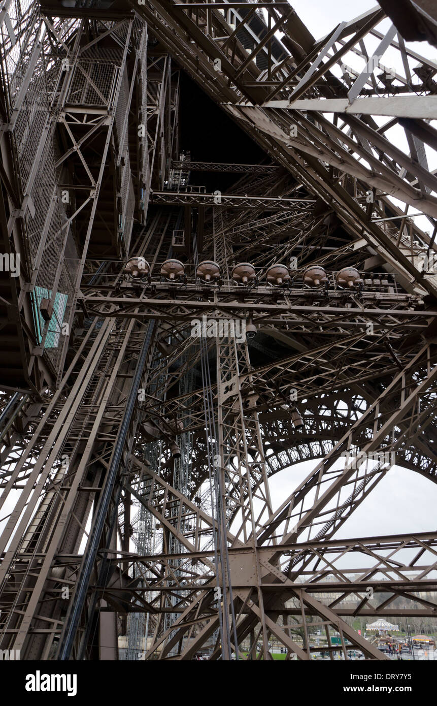 Detail der Innenausstattung Stahlkonstruktion des Eiffelturms. Paris, Frankreich. Stockfoto