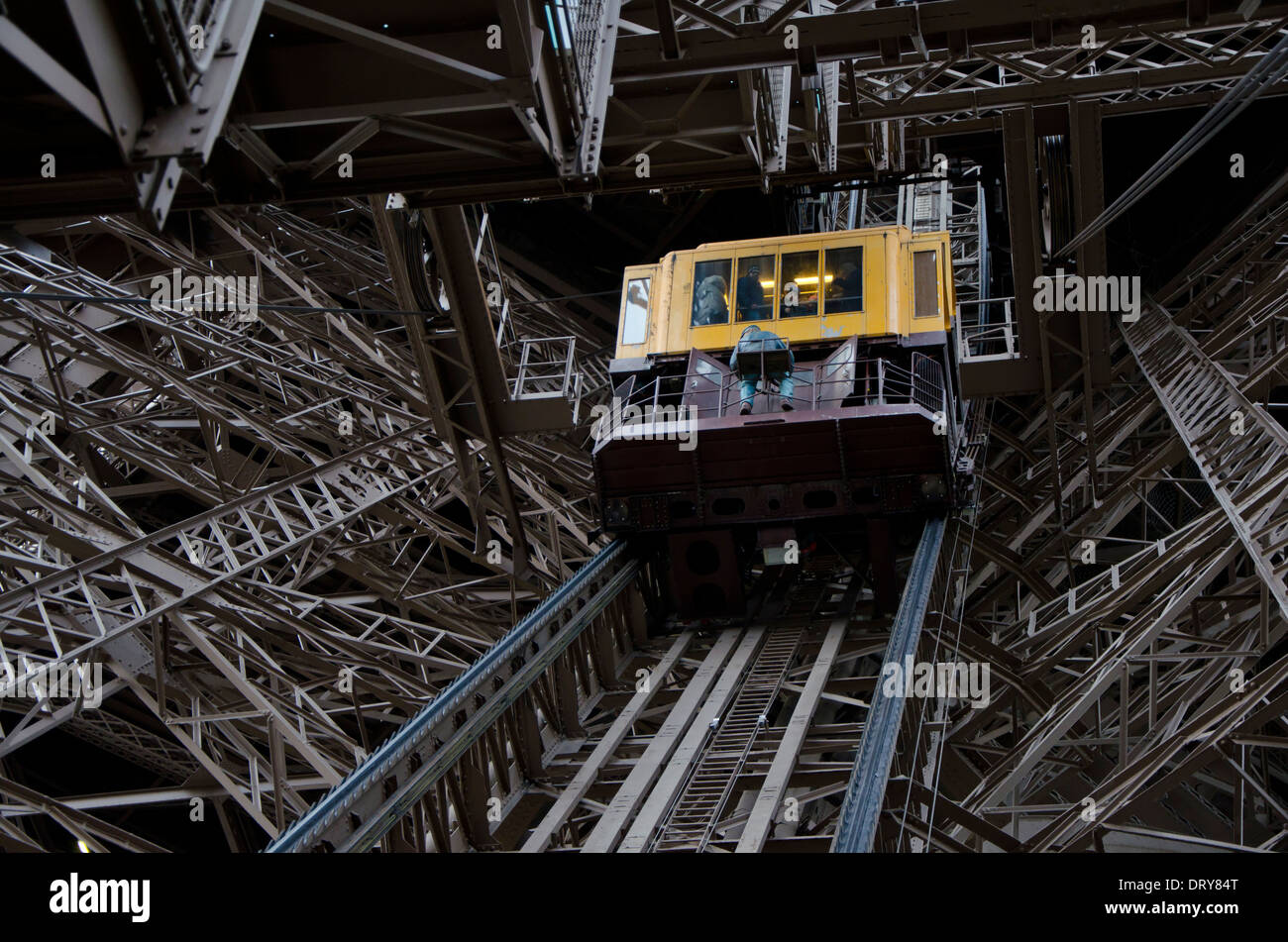 Aufzug oder Lift auf die zweite Plattform innerhalb der Eiffelturm, Paris, Frankreich. Stockfoto