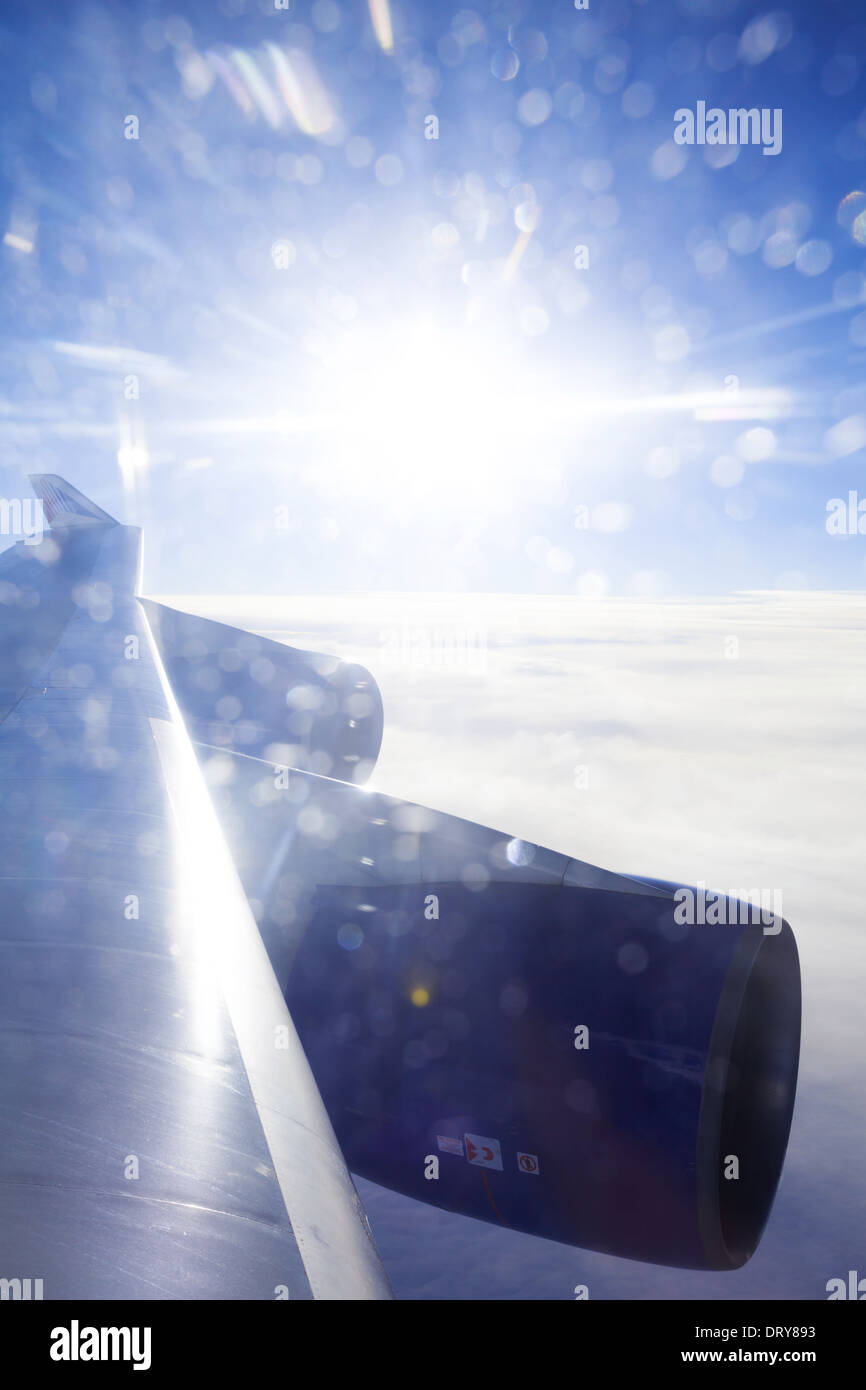 Jumbo Jet Flügel Hintergrundbeleuchtung von unglaublichen Sonnenuntergang Stockfoto