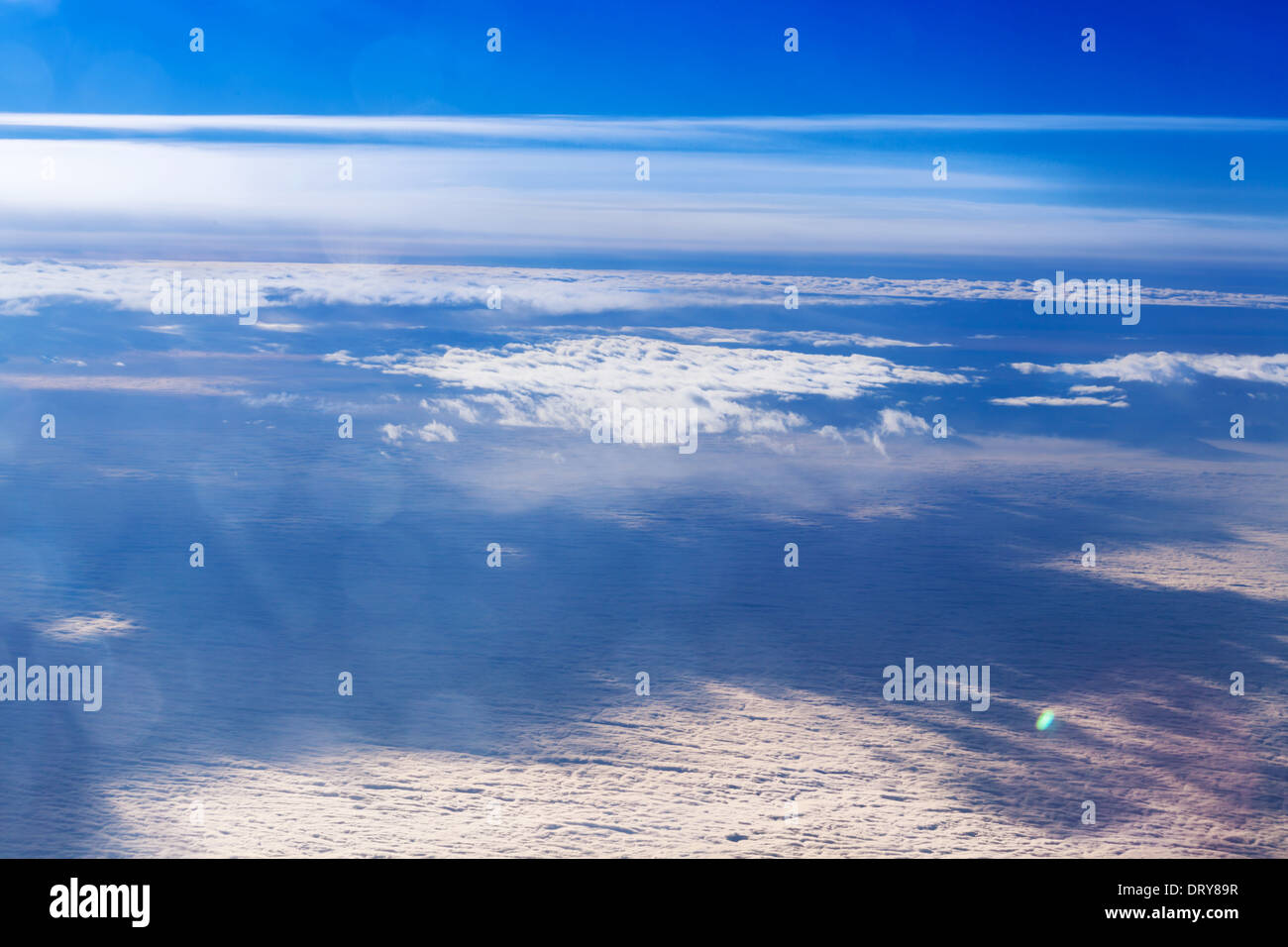 Bewölkter Himmelsblick aus dem Flugzeugfenster Stockfoto