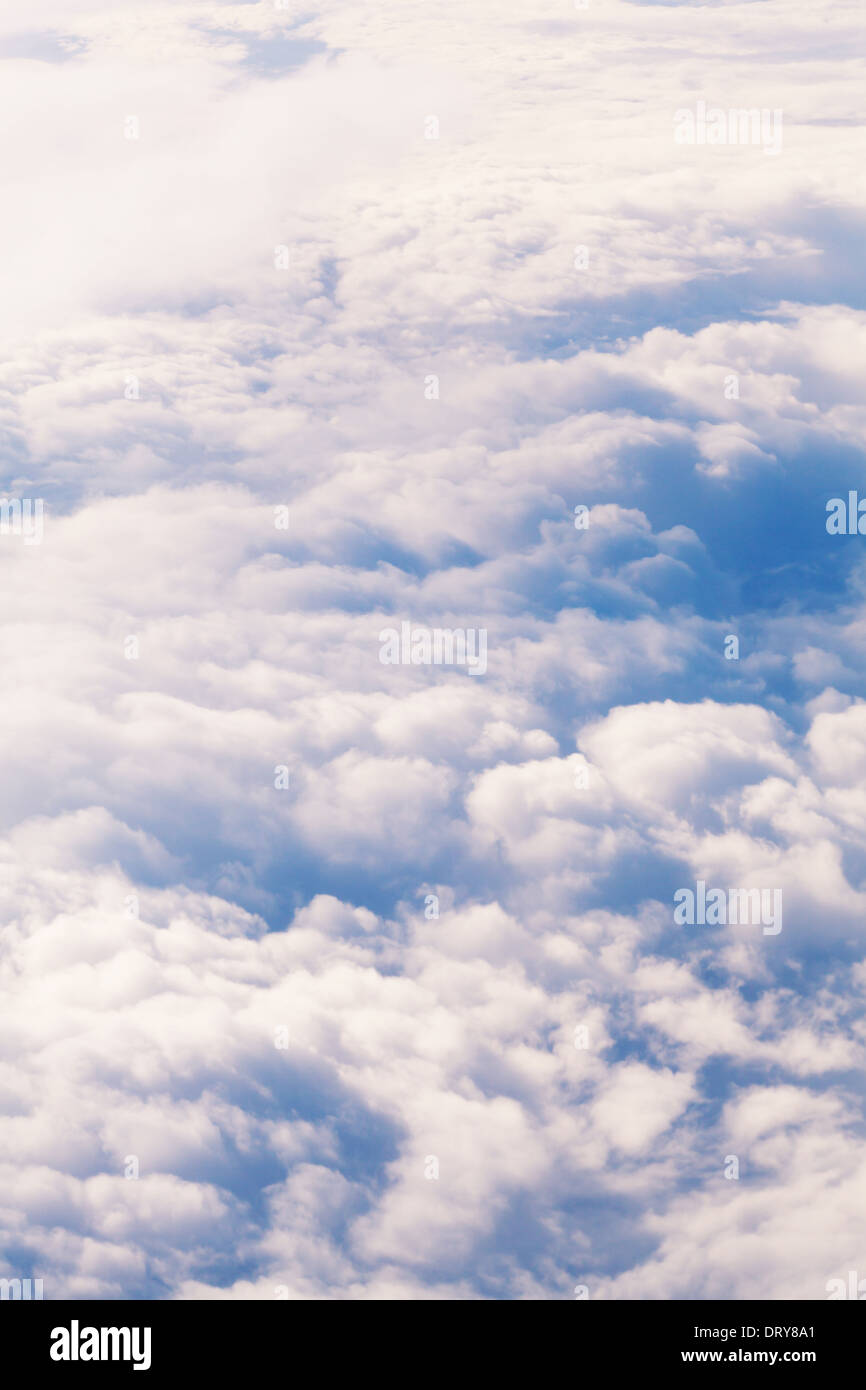 Bewölkter Himmelsblick aus dem Flugzeugfenster Stockfoto