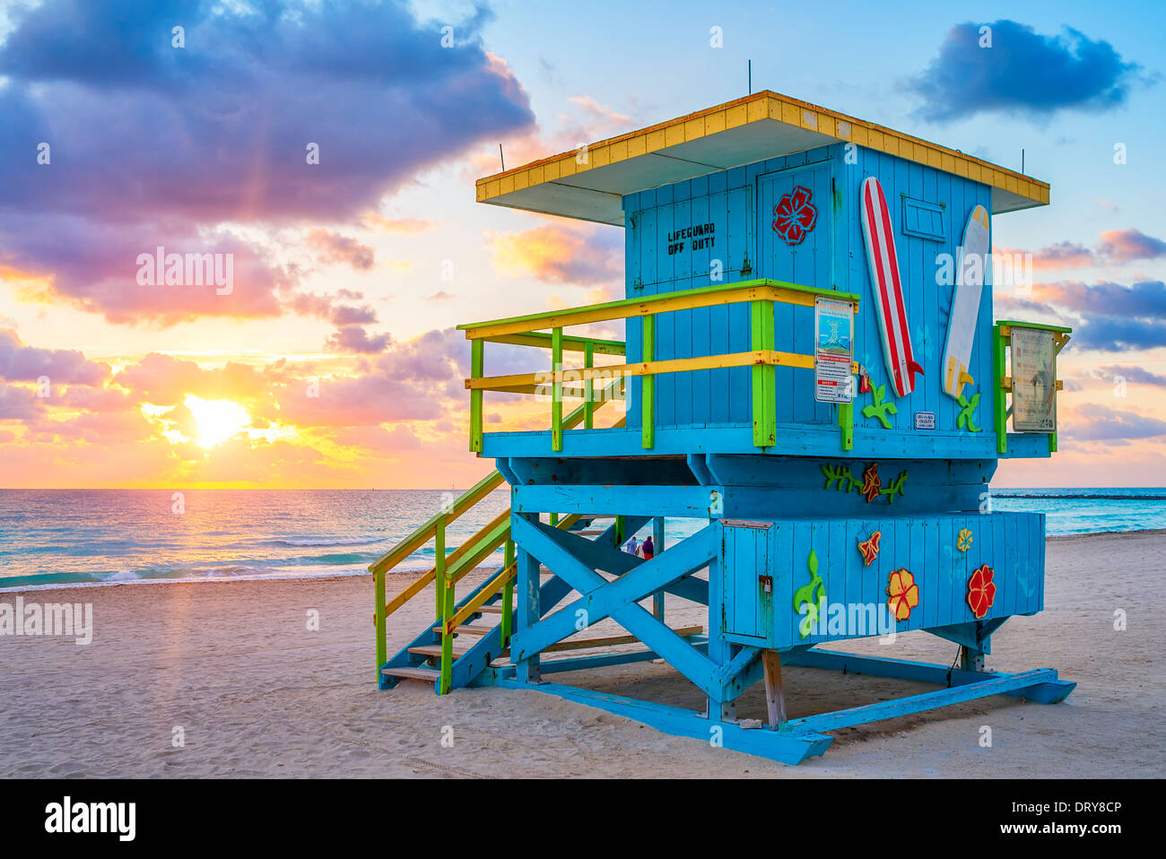 Blick auf berühmte Miami South Beach Sonnenaufgang mit Rettungsschwimmer-Turm Stockfoto