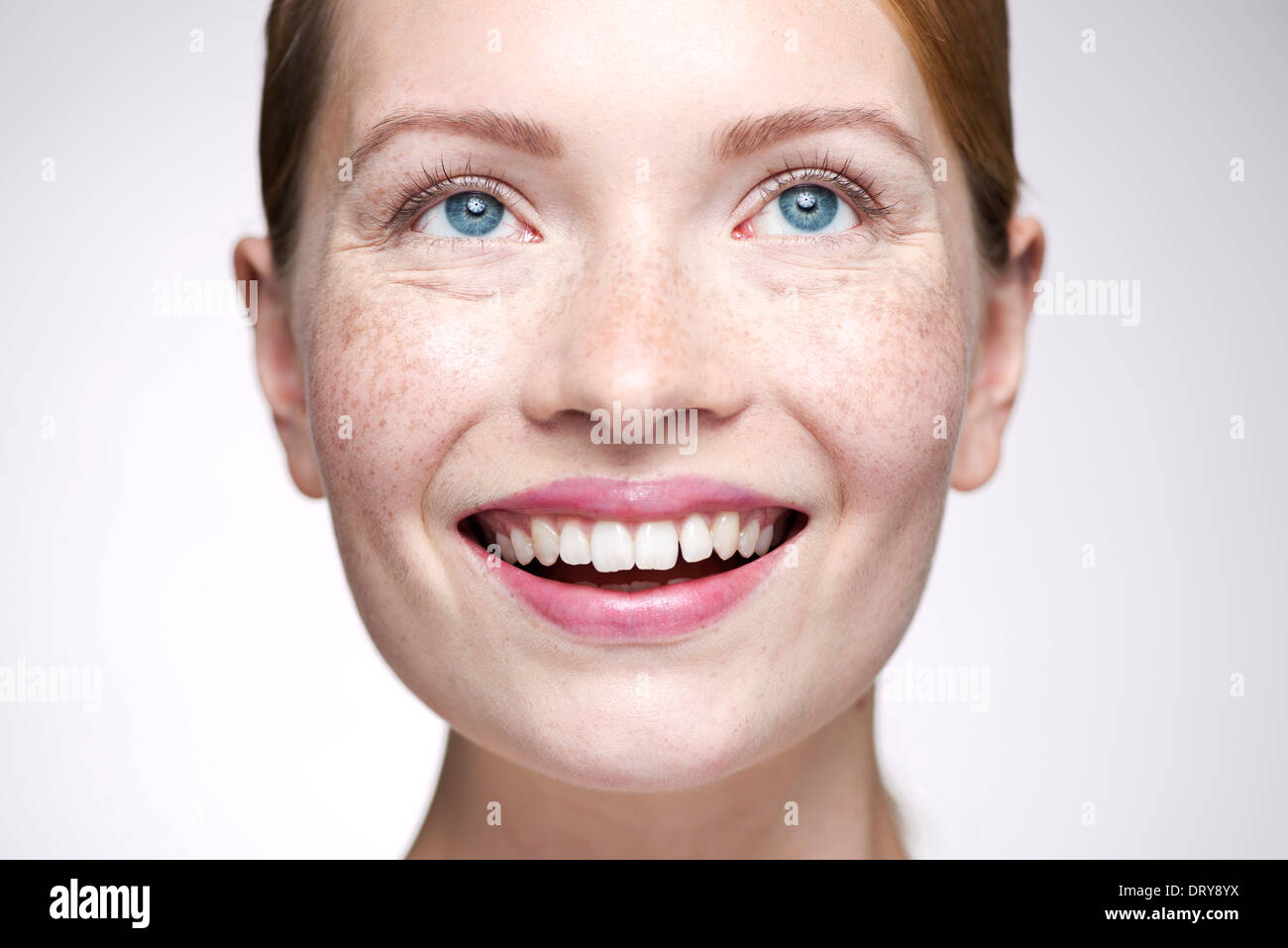 Junge Frau, Lächeln, wegschauen Stockfoto