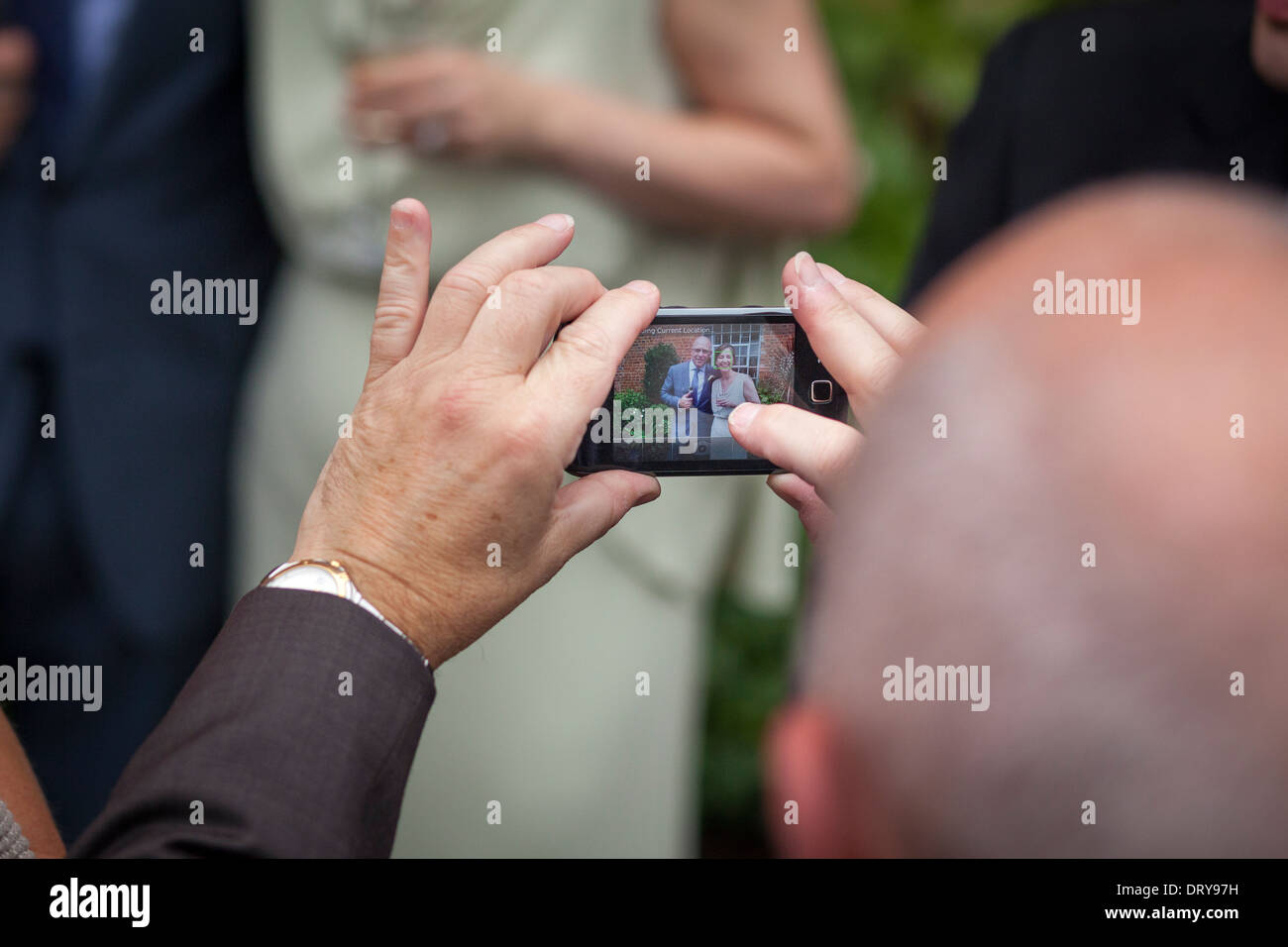 Mann unter Bild des Paares auf mobile Kamera-Handy Stockfoto