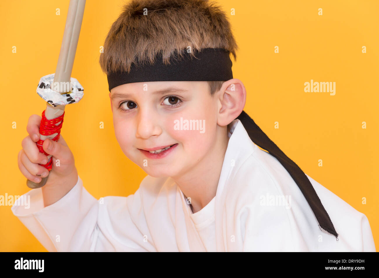 Kleiner Junge als Karatekämpfer Stockfoto