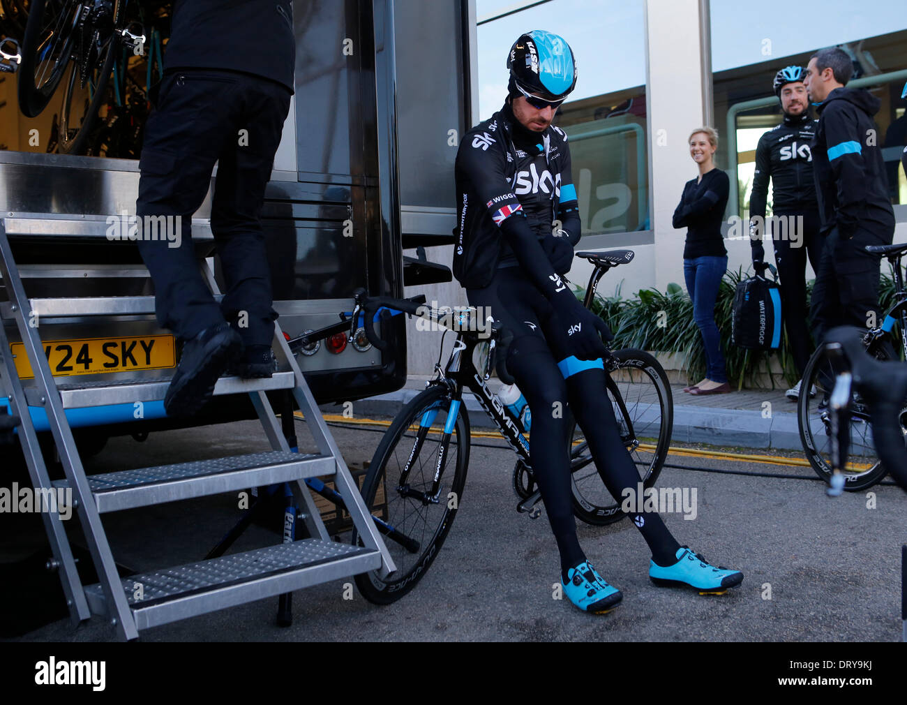 Mallorca, Spanien. 4. Februar 2014. SkyTeam Radsportler Team Fahrer ehemaligen Tour de France 2012 Gewinner Sir Bradley Wiggins wartet für den Start seiner Trainingseinheit vor der Saison vom Dorf von Alcudia. Bildnachweis: Zixia/Alamy Live-Nachrichten Stockfoto