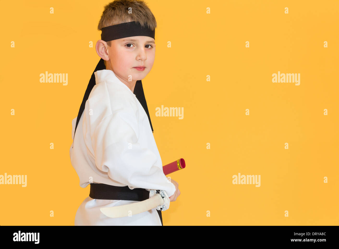 Kleiner Junge als Karatekämpfer Stockfoto