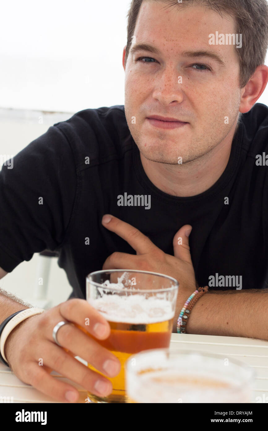 Nahaufnahme eines jungen Mannes mit Glas Bier. Stockfoto