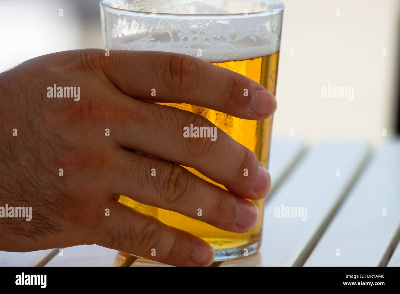 Nahaufnahme des männlichen Hand mit Glas Bier. Stockfoto