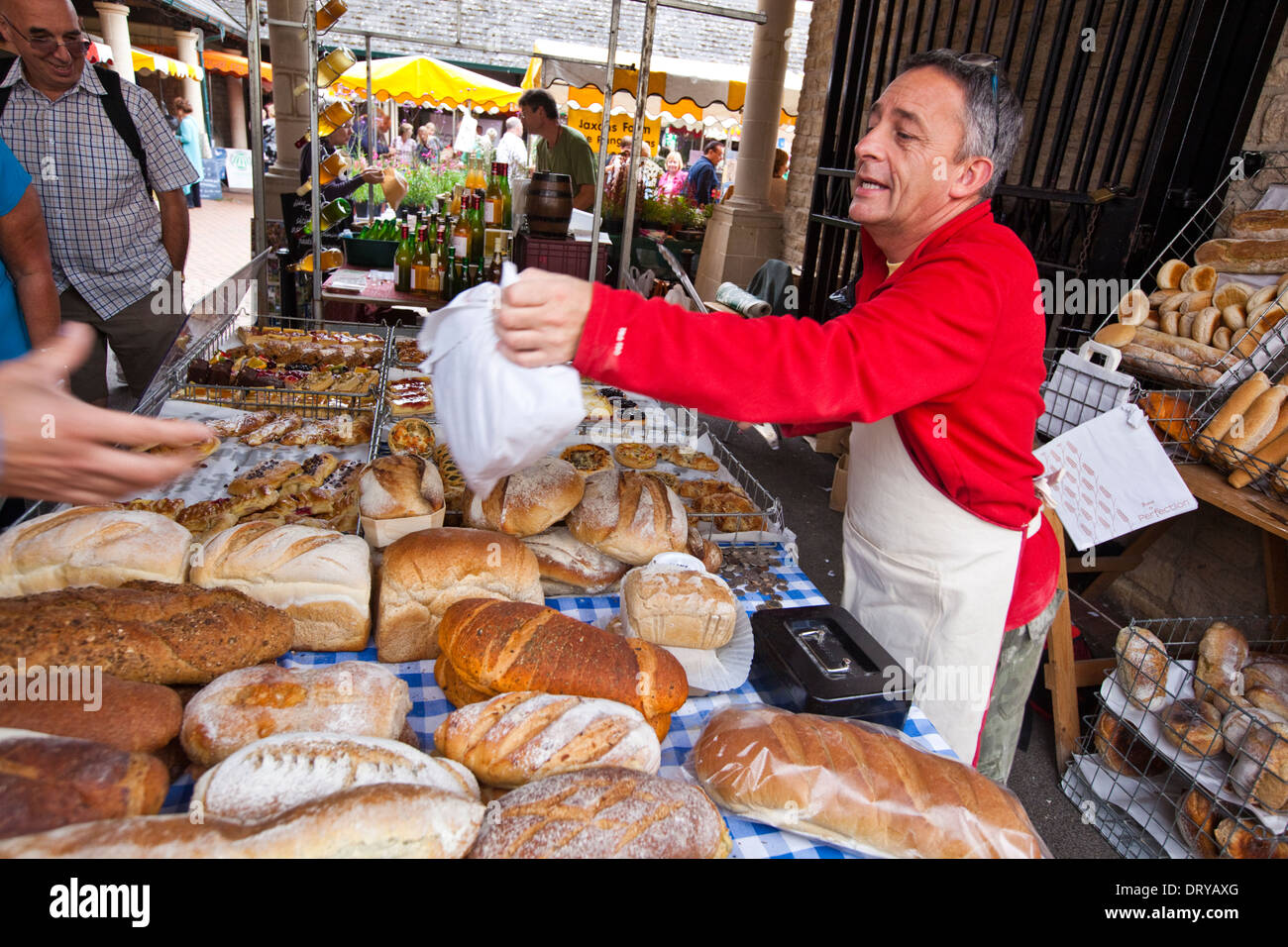 Bäckerei & Patisserie am Bauernmarkt in Stroud, Gloucestershire UK Stockfoto