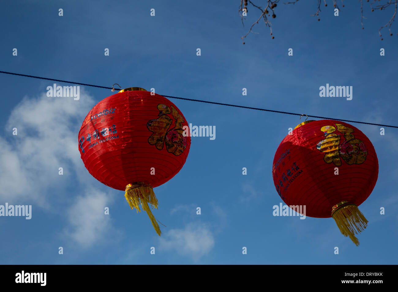 Zwei roten Lampions gegen eine lebendige blauen Himmel. Stockfoto