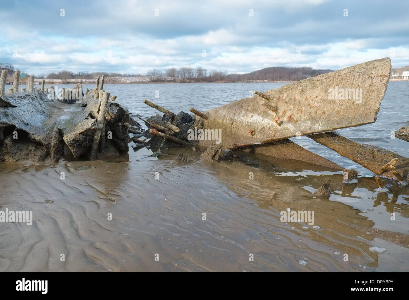Überreste der 125 Jahre alten, 290-Foot hölzernen Dampfer Aurora, lag in dem Grand River in der Nähe von Grand Haven, Michigan Stockfoto