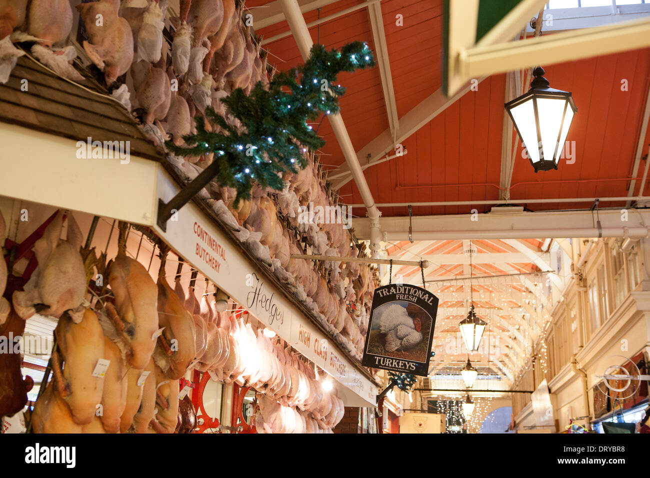 Weihnachten-Puten Aufhängen von außen einen alten altmodischen Metzger-Shop. Stockfoto