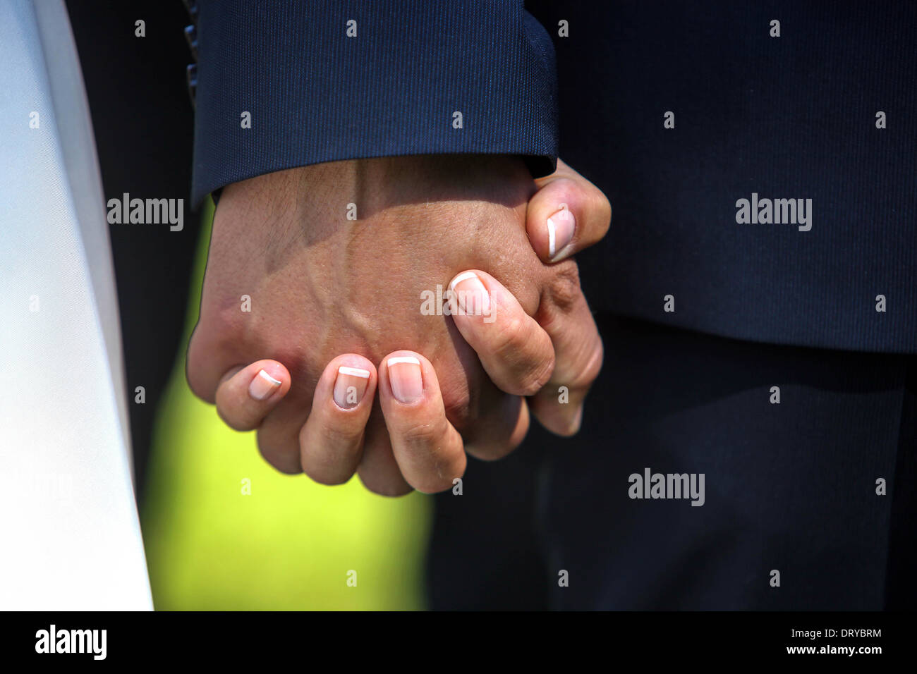 Paar hält Hände close up Braut Bräutigam Stockfoto