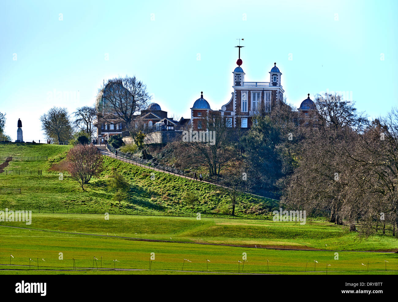 Greenwich ist bemerkenswert für seine maritime Geschichte und seinen Namen auf dem Nullmeridian (0° Längengrad) Stockfoto