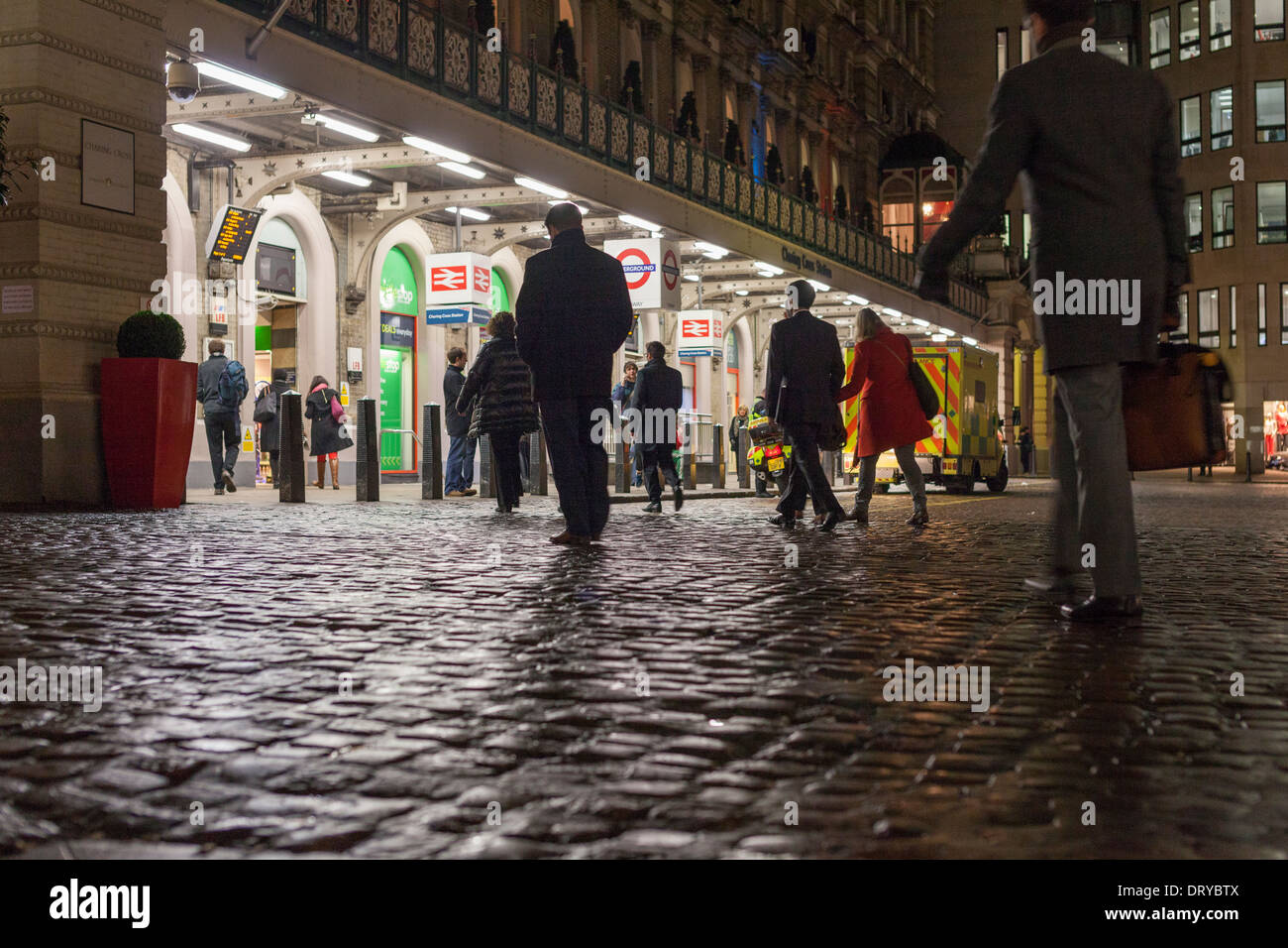 Pendler am Nacht, Verkohlung Cross Station, London, England Stockfoto