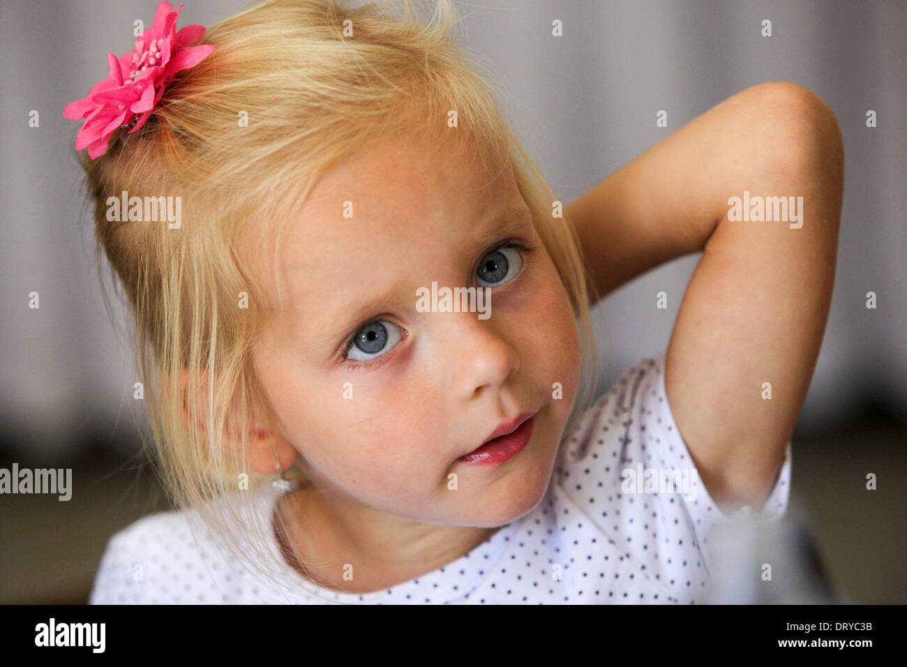Blond, Portrait eines kleinen blonden Mädchens Stockfoto