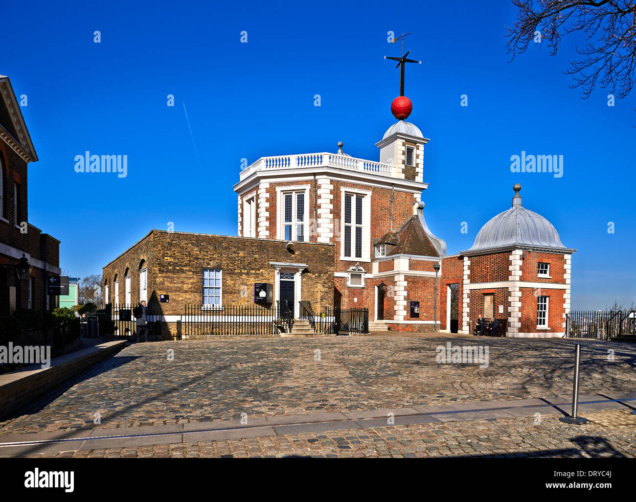 Greenwich ist bemerkenswert für seine maritime Geschichte und seinen Namen auf dem Nullmeridian (0° Längengrad) Stockfoto