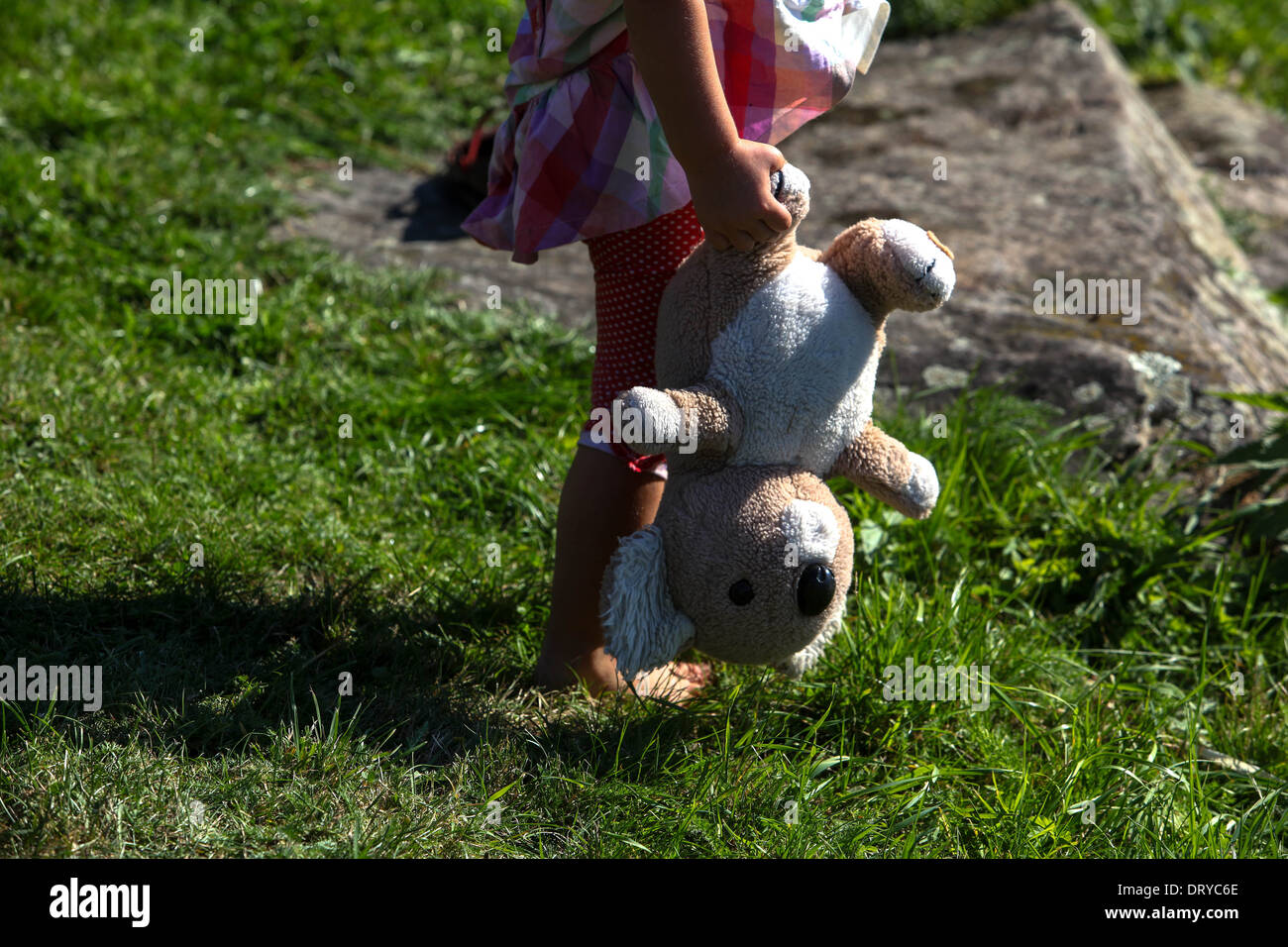 Mädchen mit einem alten Teddybären Stockfoto