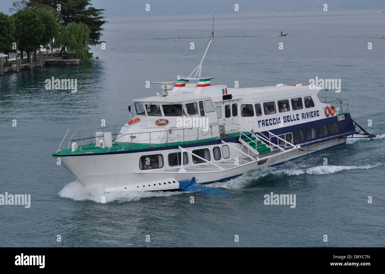 Einer der schnellen Hydrofoil Fähren bekommt im Gange in Salo am Gardasee. Stockfoto