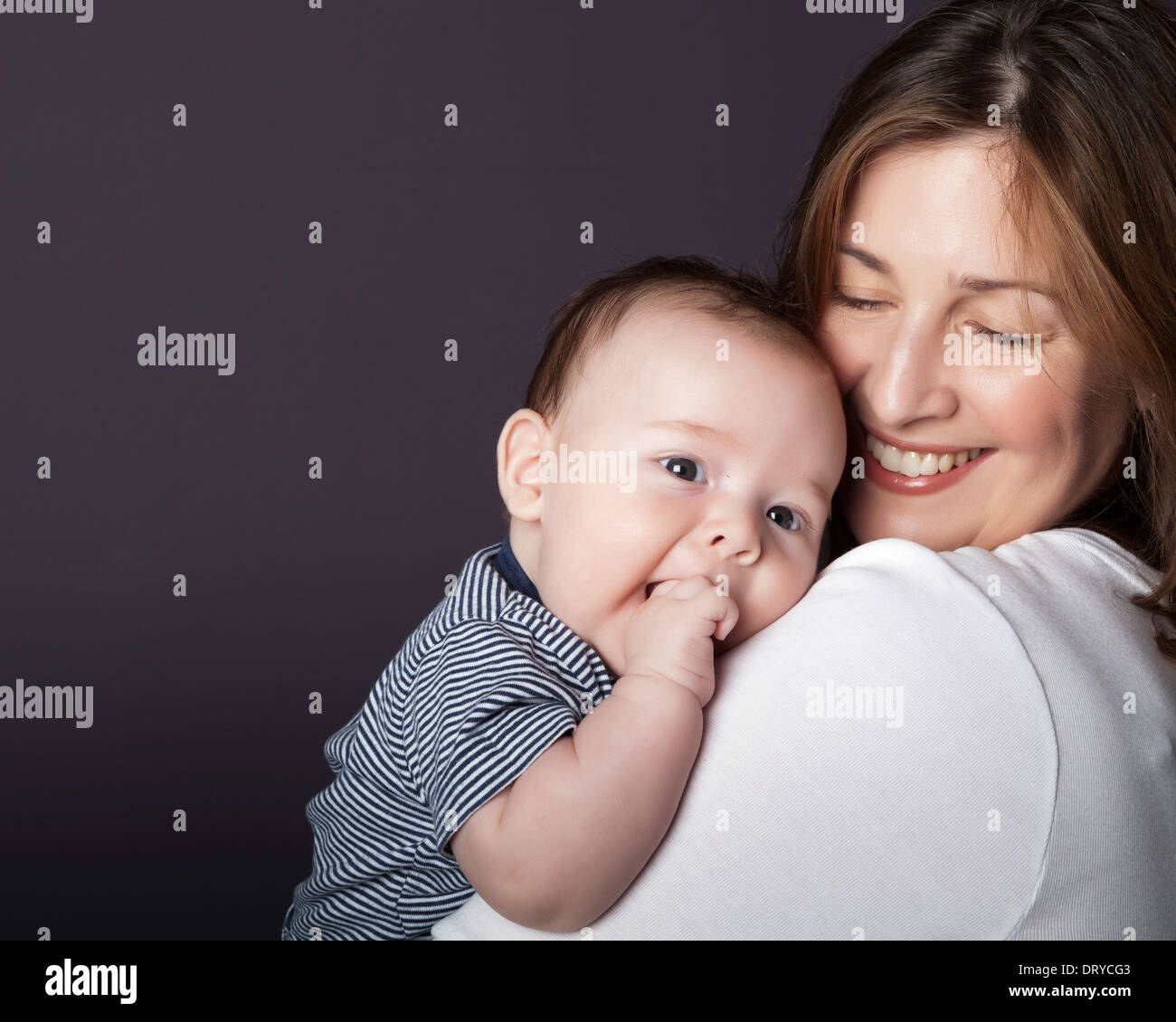 Porträt einer Mutter mit ihrem Baby, Studio gedreht Stockfoto