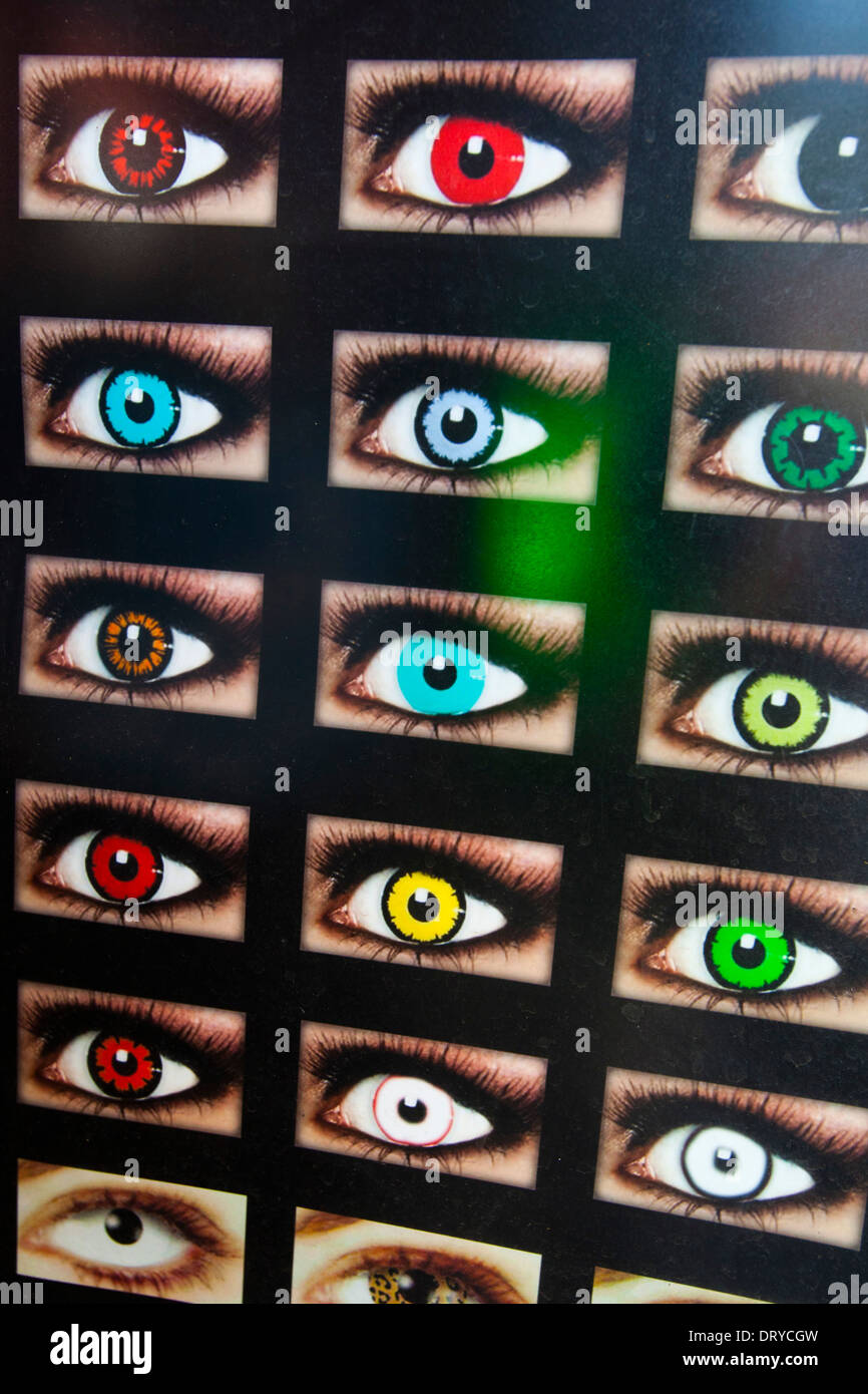 Anzeige zeigt Augen mit farbigen Kontaktlinsen, Hollywood Blvd., Hollywood, Los Angeles, California, Vereinigte Staaten von Amerika Stockfoto